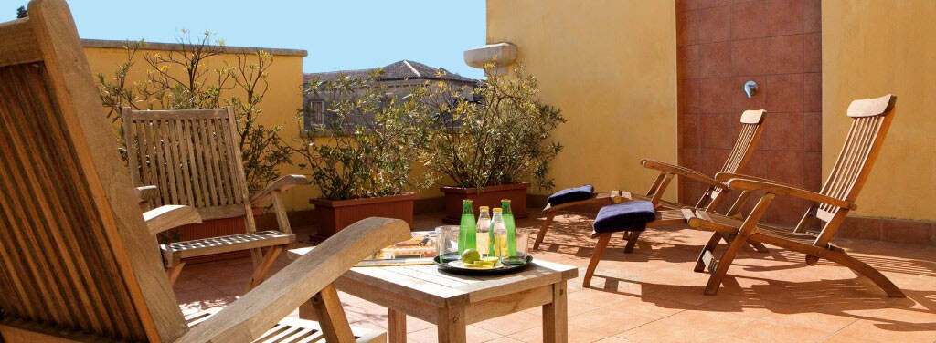 Best Western hotel Balcony with pool chairs and drinks