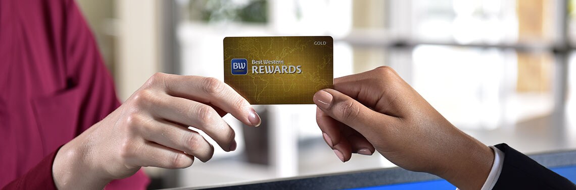 Member receiving Gold Status card